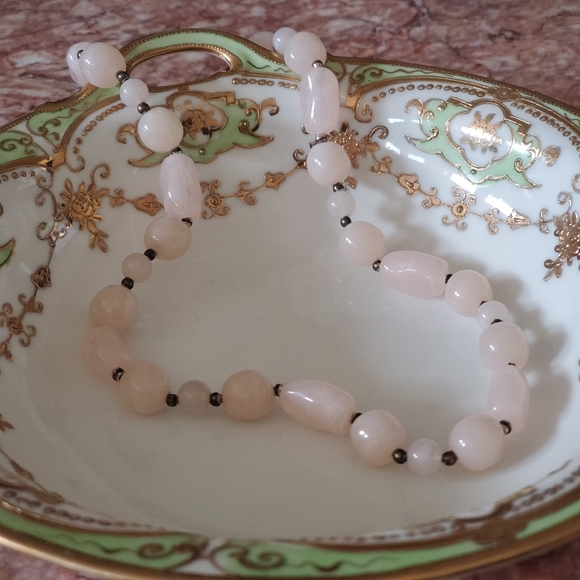 Vintage Single Strand Pink Lucite Necklace - Picture 4 of 4